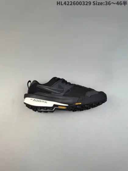 sacai X nike 2025春夏解构拼接 最新联名鞋 简介:阿部千登势(Chitose Abe)主理的日本时装品牌sacai在2025春夏系列中,与Nike的联名鞋款新作成为一大亮点.这一系列鞋款在设计上展现了sacai对细节的精细把握和对创新的追求. 共推出了三种款式:全白、全黑和双色设计.鞋面采用了网眼和绒面革材质的混合,这种材料的结合不仅提供了良好的透气性,还增添了鞋款的质感和耐用性.双层Swoosh标志的设计是此次联名鞋款的显著特征,它不仅增强了品牌识别度,也体现了设计上的巧妙构思. 在鞋底方面,鞋款搭载了Nike Zoom X技术,这一创新科技以其卓越的缓震性能而闻名,为穿着者提供了更高的舒适度.此外,Vibram外底的加入,以其优质的抓地力,确保了鞋款在不同地面上都能有良好的表现. 全白版本的鞋款配有白色鞋带和橡胶外底,呈现出一种纯净和简约的风格.全黑版本则采用了白色中底,形成鲜明的对比,增加了视觉冲击力.双色版本的设计则是在黑白基础上加入了一抹黄色,为鞋款增添了更多的层次感和活力. sacai与Nike的这次合作,不仅在设计上展现了两个品牌的特色,也在功能性上进行了深入的探索,为消费者带来了既时尚又实用的运动鞋选择.通过这次联名,sacai再次证明了其在时尚界的独特地位和创新精神.HL422600329 半